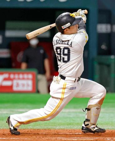 　８回、野村勇が左越えに球団の新人本塁打記録に並ぶ１０号ソロを放つ