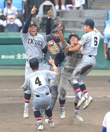　優勝を決め、歓喜する仙台育英・高橋煌稀（左端）ら仙台育英ナイン（撮影・高部洋祐）