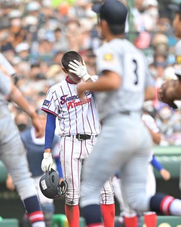 　試合後、顔を覆い涙を流す下関国際・仲井慎（撮影・伊藤笙子）