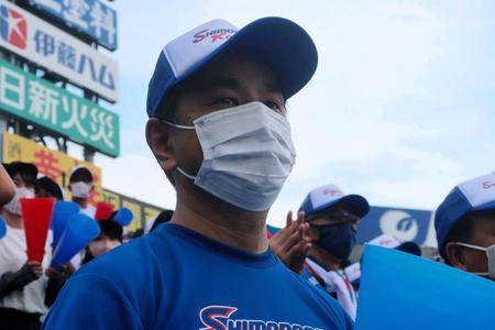 　アルプススタンドで応援する村岡知事