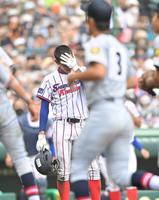 　試合後、顔を覆い涙を流す下関国際・仲井慎（撮影・伊藤笙子）