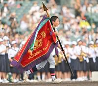 　優勝旗を受け取り、ナインに元へと戻る仙台育英・佐藤悠斗（撮影・伊藤笙子）