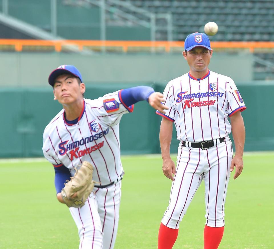 　古賀康誠（左）のキャッチボールを見守る下関国際・坂原秀尚監督（撮影・伊藤笙子）