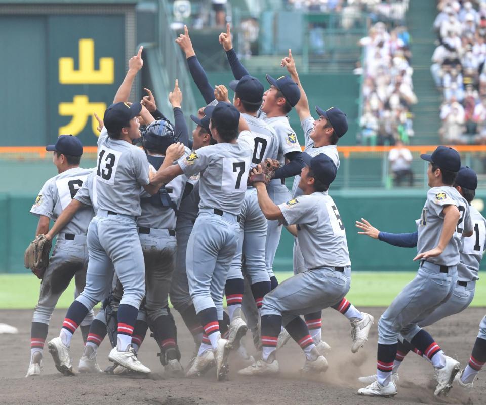 　優勝し、歓喜する仙台育英ナイン（撮影・北村雅宏）