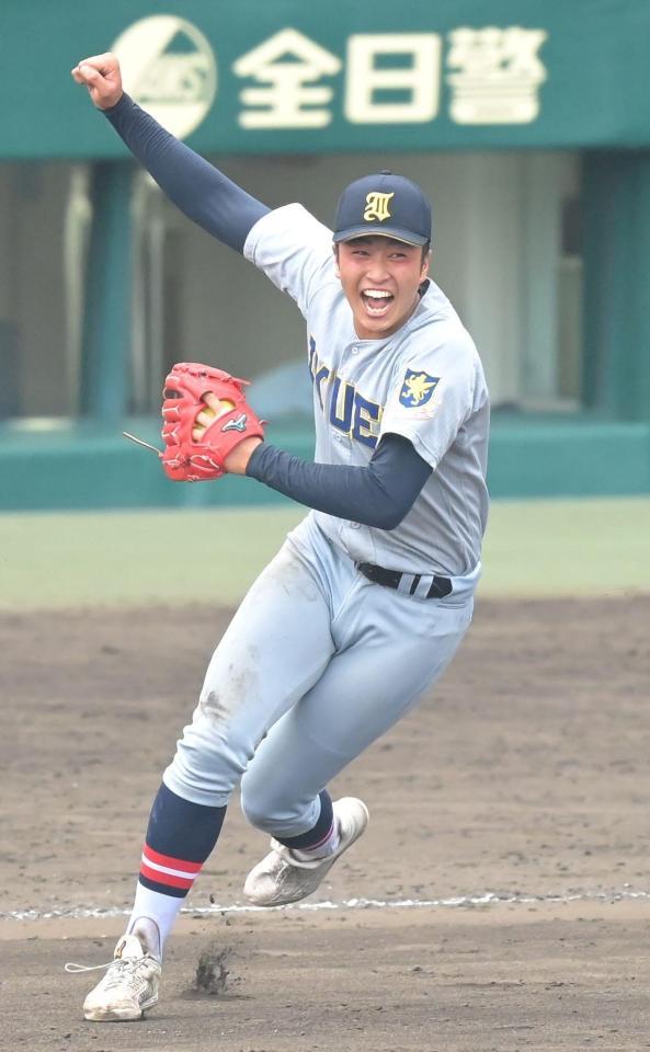 　優勝し、ガッツポーズを決める仙台育英・高橋煌稀（撮影・高部洋祐）