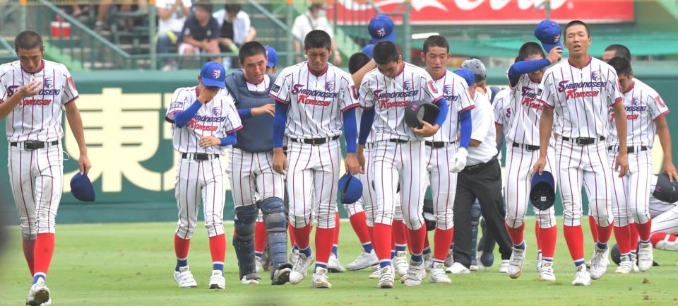 　決勝で敗れ、涙する下関国際ナイン（撮影・北村雅宏）