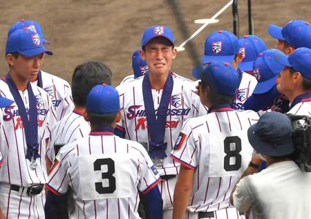 　表彰式後、監督の話を聞きながら号泣する下関国際・仲井（中央）＝撮影・吉澤敬太