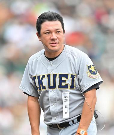 　インタビューを終え、スタンドに一礼した仙台育英・須江航監督（２２日）