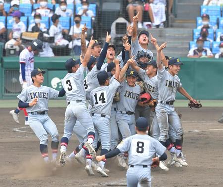 　優勝を決め、喜びを爆発させる仙台育英ナイン（２２日）