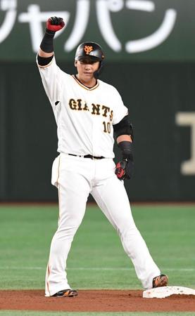 　１回、中田は左中間に先制適時二塁打を放ち、塁上でガッツポーズ（撮影・佐藤厚）