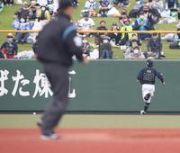 　５回、打球を後逸する小田（撮影・中島達哉）