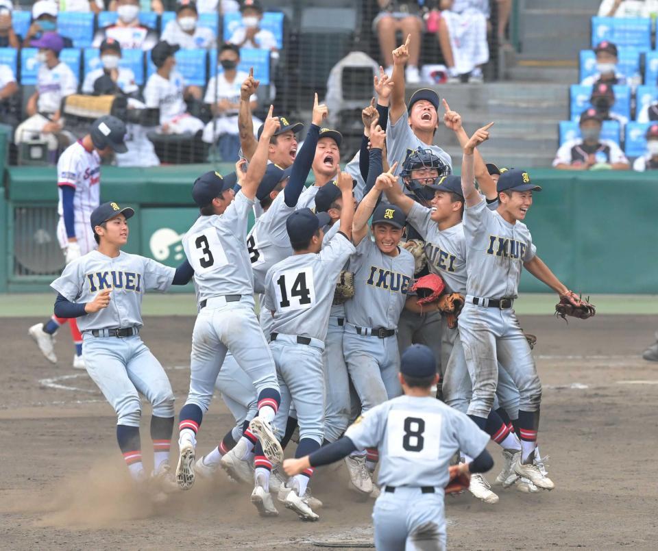 　優勝を決め、喜びを爆発させる仙台育英ナイン（撮影・高部洋祐）
