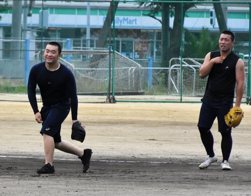 　浅野翔吾（右）とともに汗を流す高松商・本田倫太郎