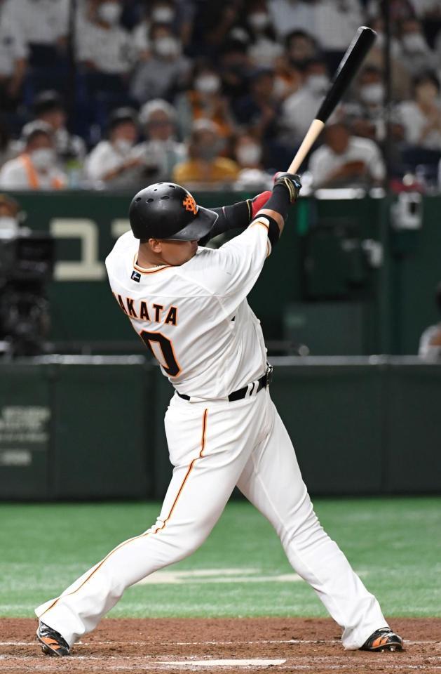 　５回、中田は左前適時安打を放ち、通算１０００打点を達成する（撮影・佐藤厚）