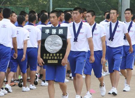 全国高校野球選手権大会で準優勝し、市民の出迎えを受けた下関国際ナイン＝山口県下関市