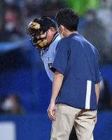 　３回、ボールが当たり痛みに耐える森球審（撮影・開出牧）