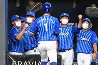 　７回、先制の満弾を放った桑原（手前）を迎える三浦大輔監督（左）＝撮影・田中太一