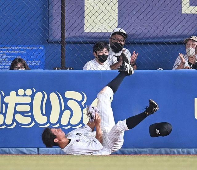 ロッテ・福田秀平が担架で搬送　右飛好捕もフェンスに激突、起き上がれず