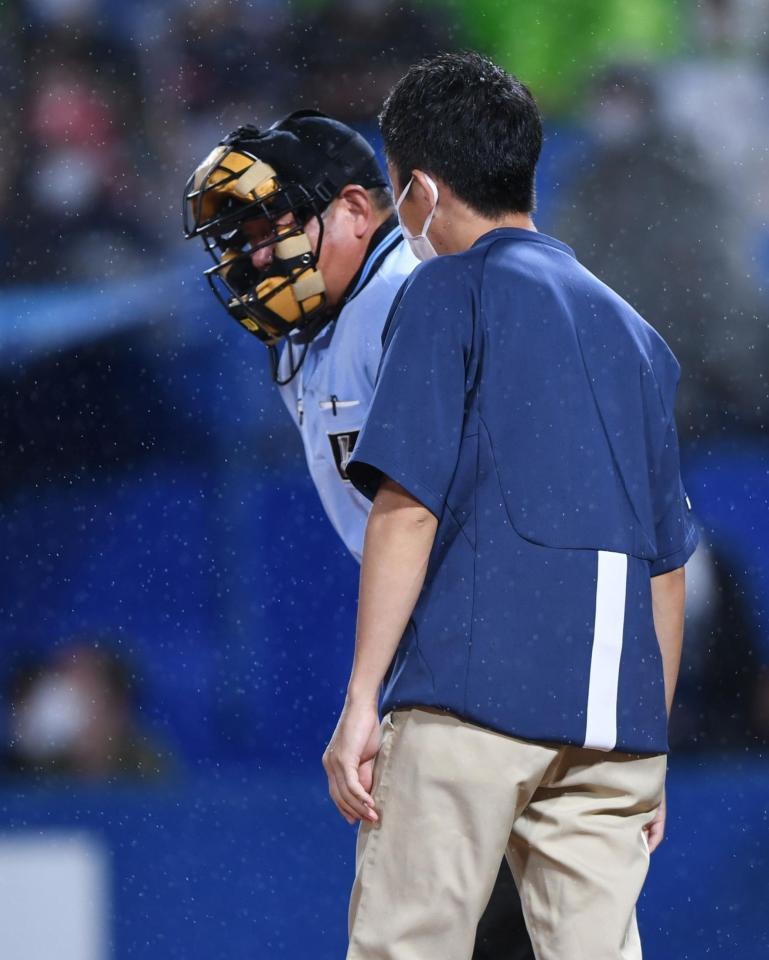 　３回、ボールが当たり痛みに耐える森球審（撮影・開出牧）