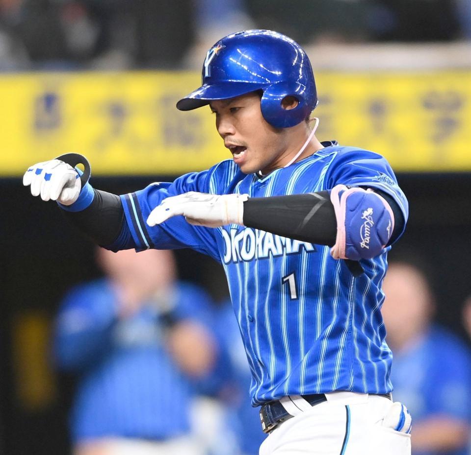 　７回、先制満弾を放ち、生還する桑原（撮影・田中太一）