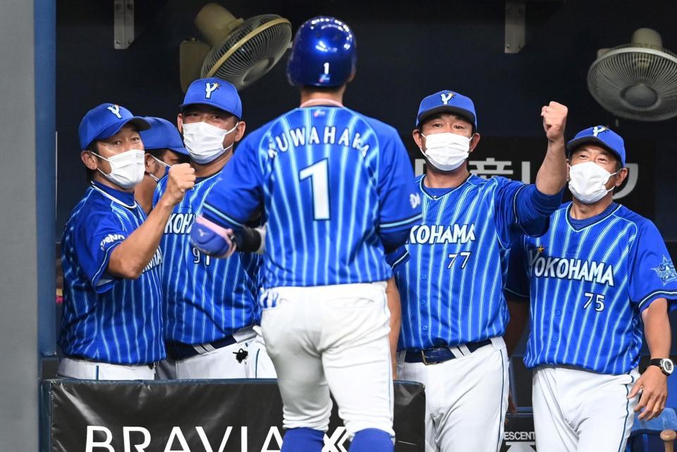 　７回、先制の満弾を放った桑原（手前）を迎える三浦大輔監督（左）＝撮影・田中太一