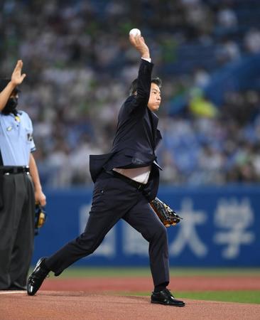 　始球式を務める三浦友和（撮影・開出牧）