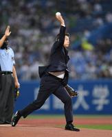 　始球式を務める三浦友和（撮影・開出牧）