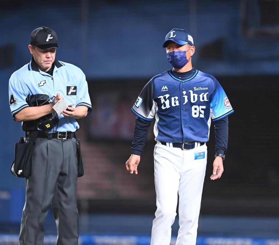 　選手交代を告げる辻監督（撮影・高石航平）