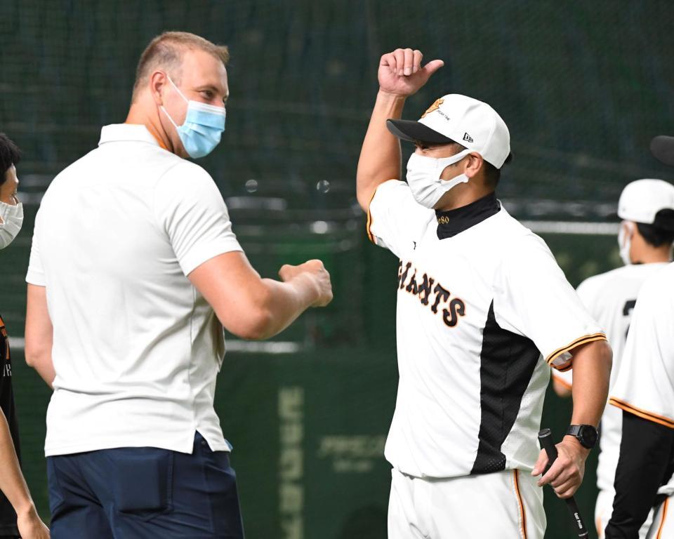 　阿部１軍作戦コーチ（右）と談笑するマシソン氏（撮影・佐藤厚）