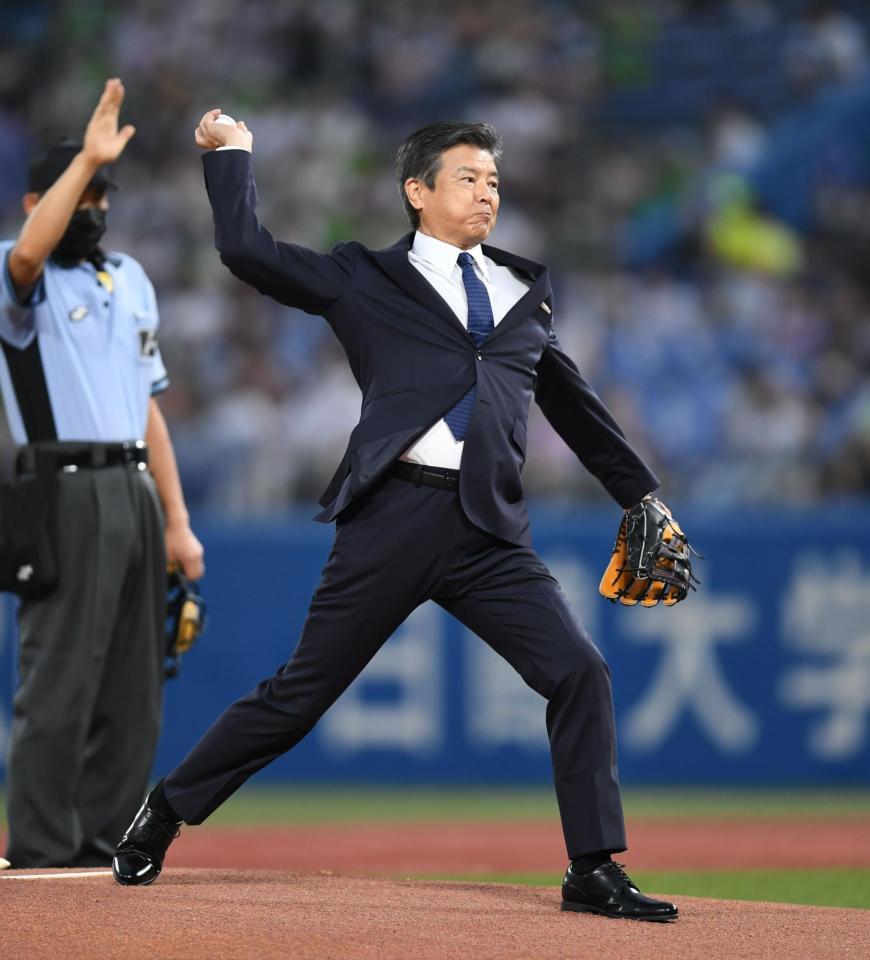 三浦友和のスーツ始球式に反響 こんなかっこいい70代になりたい 礼儀正しさも話題に 野球 デイリースポーツ Online