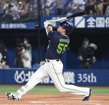 　７回、村上は右越えに２打席連続の４７号を放つ（撮影・佐藤厚）