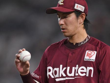 血がにじむ右手人差し指を見つめる楽天・岸孝之＝神宮球場（撮影・開出牧）