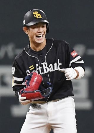 　２回、先制の２点二塁打を放ち、塁上で笑顔を見せるソフトバンク・増田＝札幌ドーム
