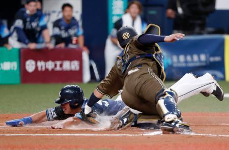 　１０回西武１死三塁、代打栗山の左犠飛で愛斗が決勝の生還。捕手若月＝京セラドーム