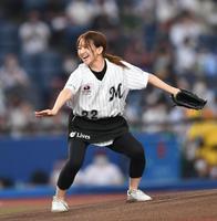 　始球式を務めポーズを決めるフリーアナウンサーの袴田彩会（撮影・開出牧）