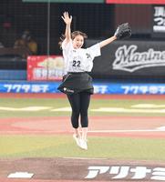 　始球式でノーバウンド投球をし、飛び上がって喜ぶ袴田彩会（撮影・高石航平）