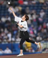 　始球式を務めるフリーアナウンサーの袴田彩会（撮影・開出牧）