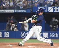 　７回、右越えに２打席連続の４７号を放つ村上（撮影・佐藤厚）