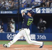 　７回、村上は右越えに２打席連続の４７号を放つ（撮影・佐藤厚）