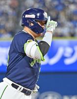 　７回、右越えソロを放ち、指を立てて塁を回る村上