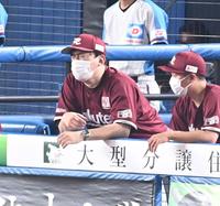 　厳しい表情で試合を見つめる石井ＧＭ兼任監督（左）＝撮影・高石航平