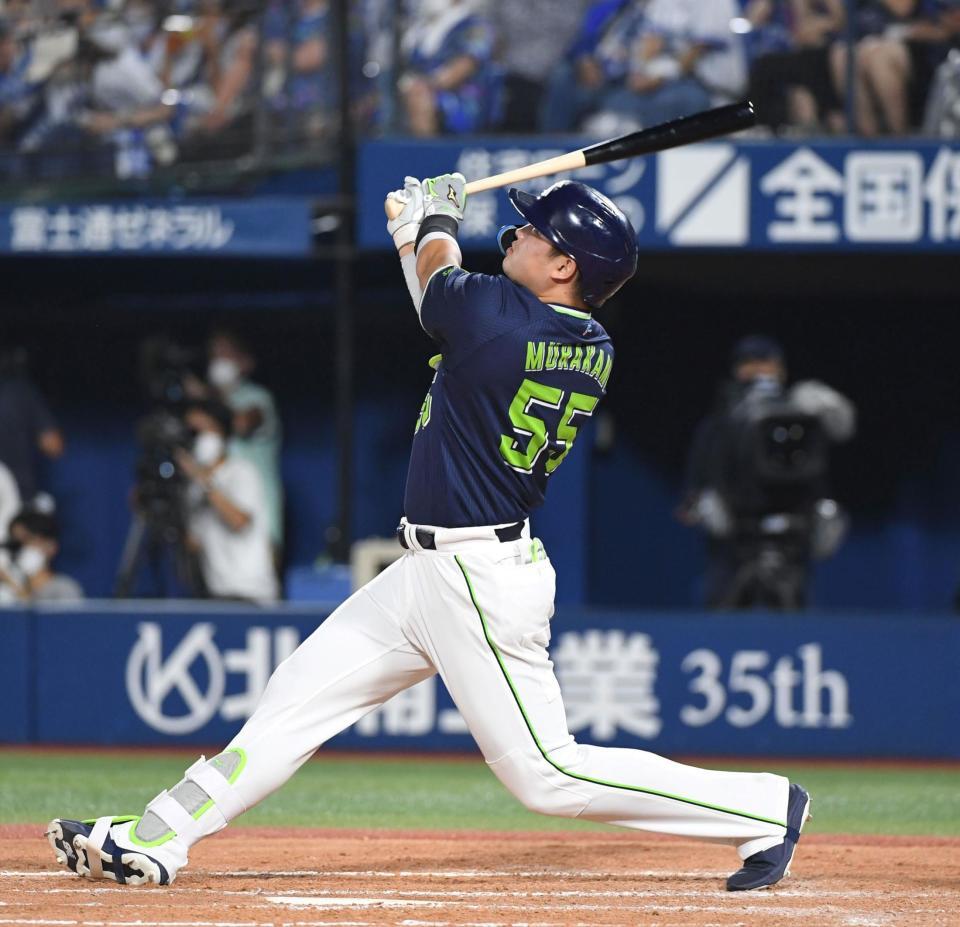 　７回、村上は右越えに２打席連続の４７号を放つ（撮影・佐藤厚）