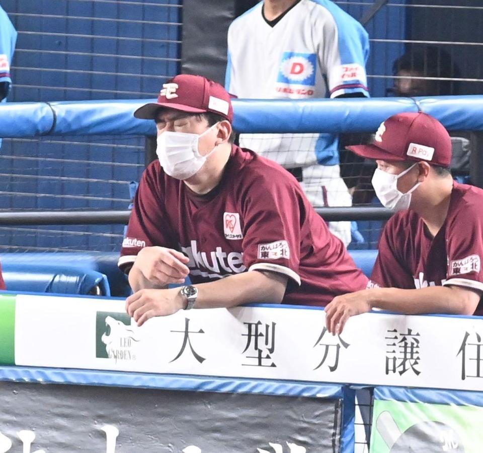 　厳しい表情で試合を見つめる石井ＧＭ兼任監督（左）＝撮影・高石航平