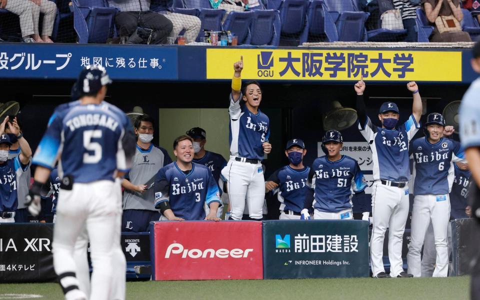 　１０回、栗山の左犠飛で勝ち越し、喜ぶ西武ベンチ