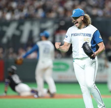 　８回、打者・野村大の打球を中島の好守でアウトになり、雄たけびを上げるポンセ（撮影・中島達哉）