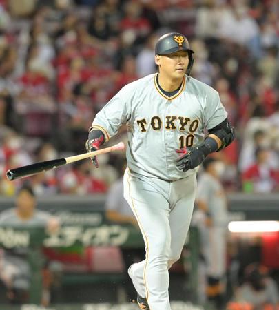 　４回、左翼スタンドへ逆転２ランを放ち、一塁へ駆け出す中田（撮影・立川洋一郎）