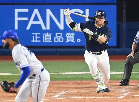 　４回、適時打を放つ村上（撮影・高石航平）