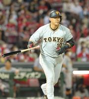 　４回、左翼スタンドへ逆転２ランを放ち、一塁へ駆け出す中田（撮影・立川洋一郎）