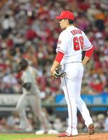 　４回、中田（左）に逆転２ランを浴びる遠藤（撮影・立川洋一郎）