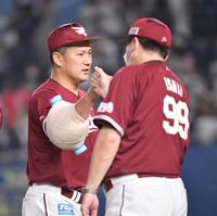 　８勝目を挙げ、石井監督（右）とグータッチする田中将（撮影・伊藤笙子）